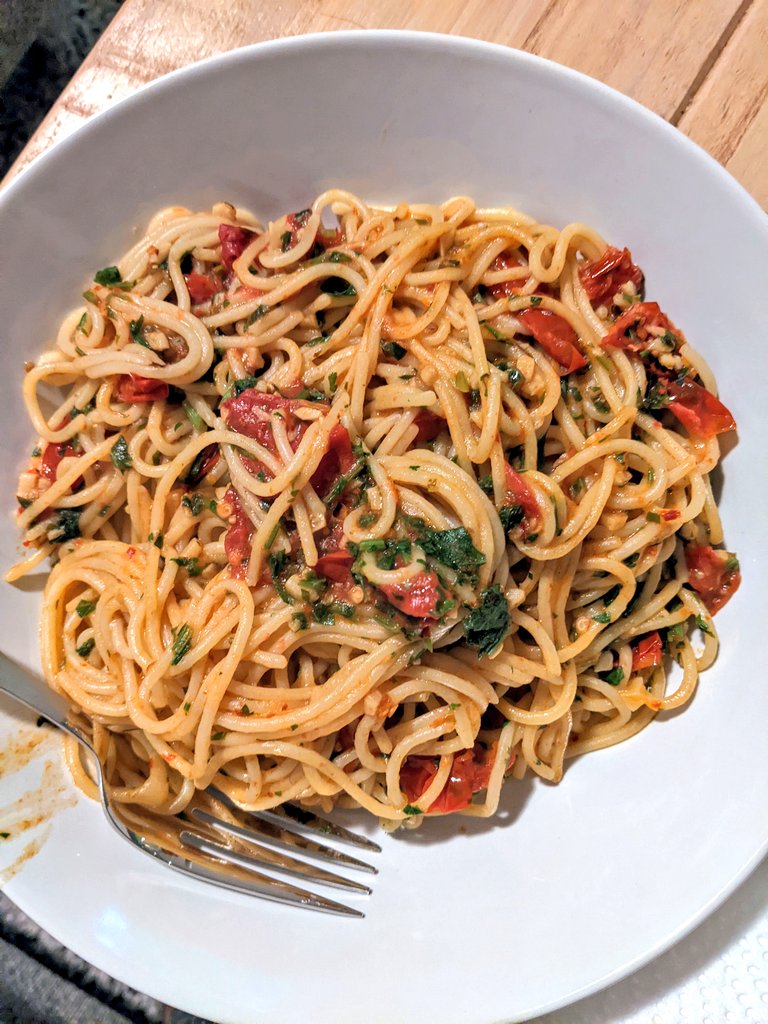 aimans_3's tweet photo. Influence of Italian 🇮🇹 friends. I am now a #pasta 🍝 pro

- Garlic broccoli pesto pasta
- Garlic tomatoes pasta
- Garlic tomatoes pesto honey pasta (cold)
- Garlic tomatoes shrimp pasta 

#pastaforlife #cookinglove https://t.co/RFbNkTxhEJ