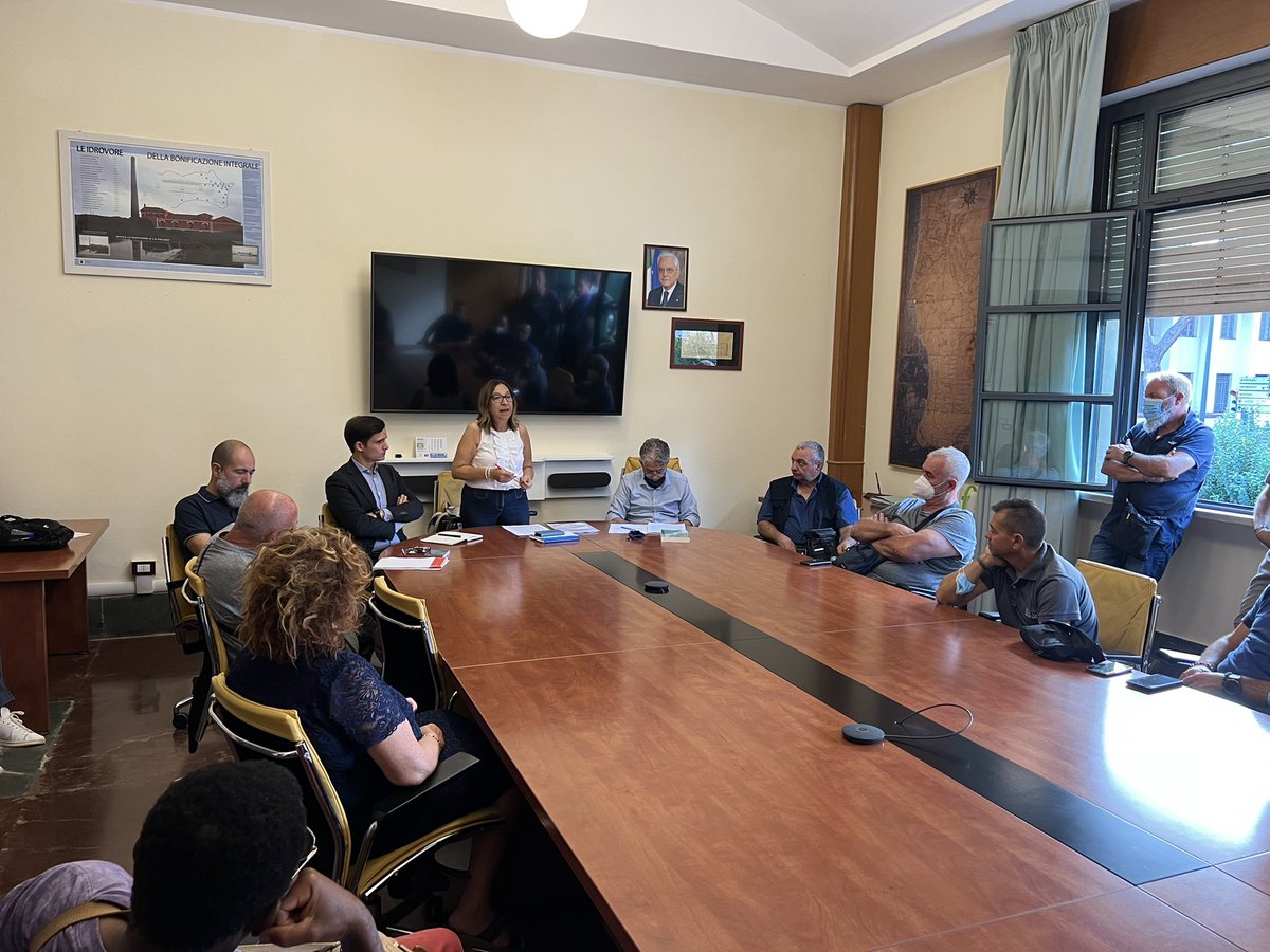 Fai_Cisl_Latina's tweet photo. In corso, presso la sede consortile di Latina, l’assemblea per approvazione ipotesi di piattaforma CCNL Bonifiche.
Illustra la piattaforma, a nome di #FaiCisl, #FilbiUil e #FlaiCgil, la Segretaria Nazionale della @fai_cisl, @RaffaBuonaguro. https://t.co/47Fl09NG39
