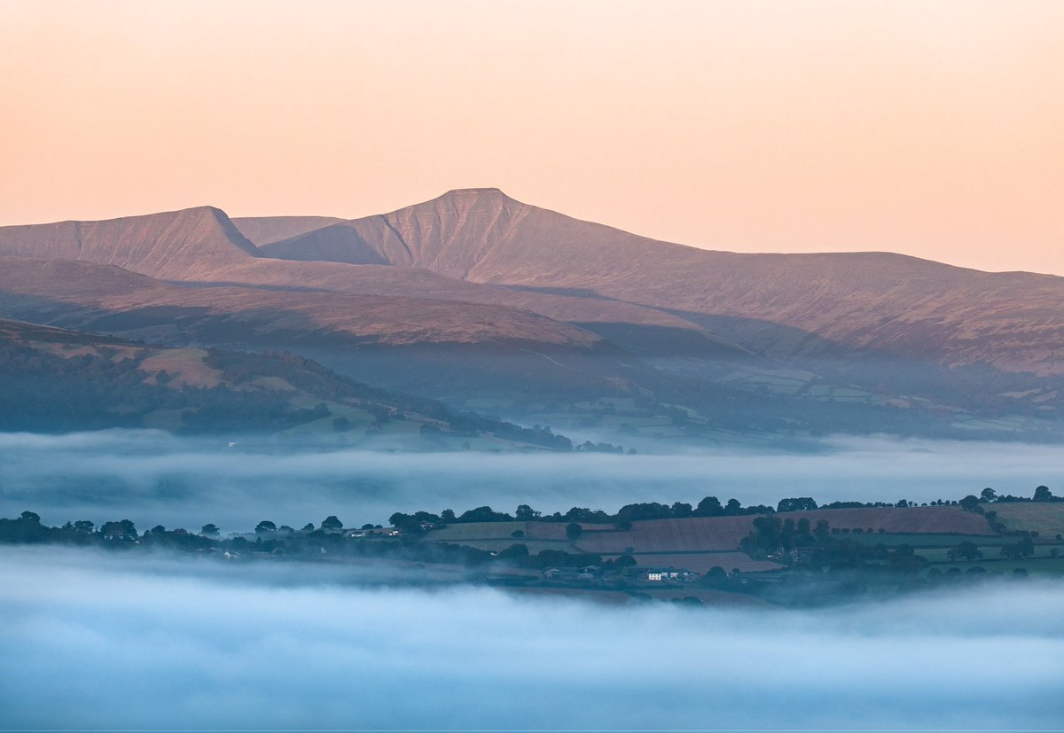 The nights are drawing in fast and mornings are getting colder. Looking forward to more conditions like these in the #breconbeacons this autumn.