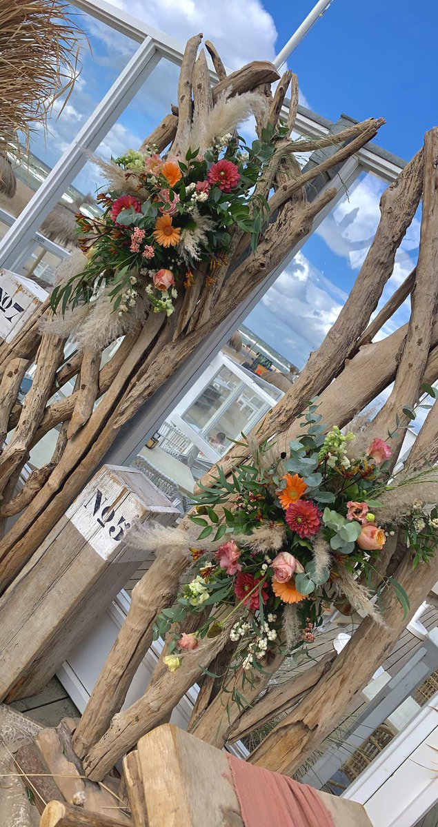 🌊BEACHLOVERS // Wat een prachtige kleuren. Met dank aan Acanthus Bloemen Alkmaar. Teamwork makes the dream work.✨