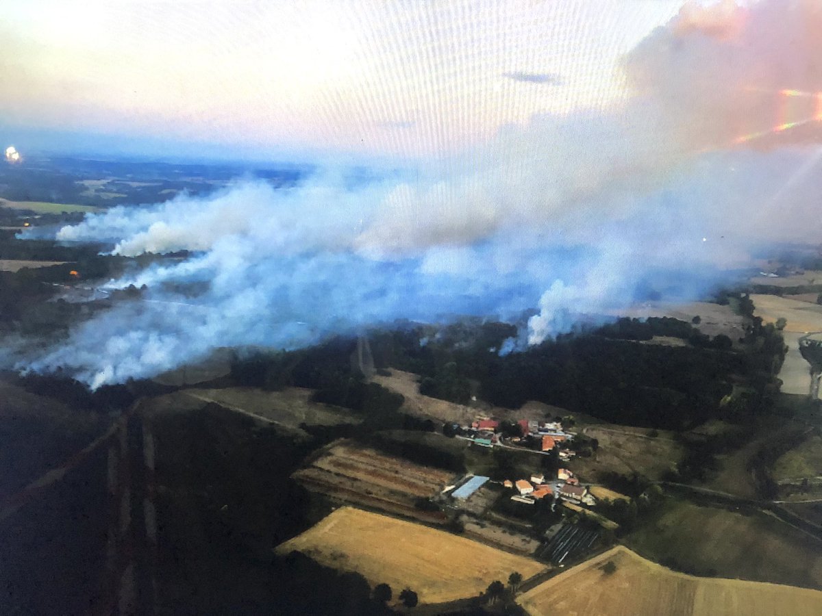 HryGrd's tweet photo. La photo aérienne de l’#incendie qui a ravagé plus de 350 hectares de forêt ce jeudi dans le Sud-#Charente autour de Nonac et Courgeac. Avec 16 départs de #feu, la piste de l’incendiaire ne fait aucun doute. 36 personnes ont été évacuées. https://t.co/E7K7WMJYLa