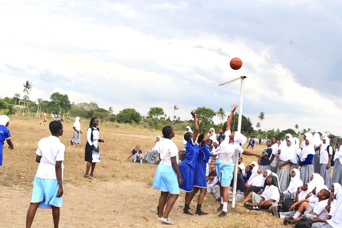 BensonDaudi1's tweet photo. Event: Commemoration of 
 World Clean Up Day 17/2022, 

Activity:  Environmental  Conservation Awareness Raising sports Bonanza at Kingani Secondary School in Bagamoyo (coast), #tanzania 
Theme: #sportsandenvironment
“ Sports for Climate Action”

 @eet_foundation @globalpeacetz https://t.co/QHGHCLRQve