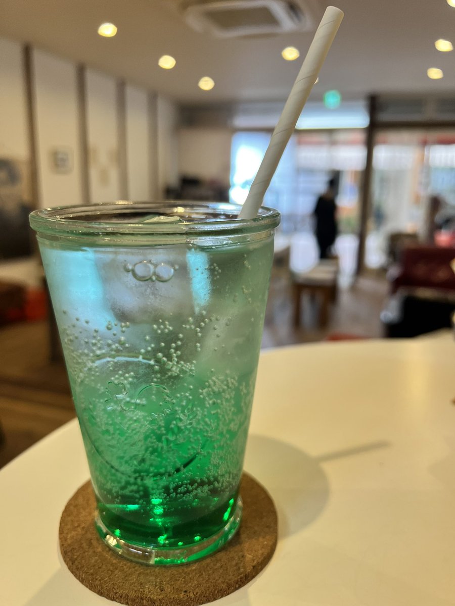 kuwana_satomi's tweet photo. 美しい緑💚
#桑名寺町通り商店街 の #Mago7
#にっかり青江 カラーの
#イタリアンソーダ ミント×ミント(480円)
テイクアウトもOKなので、桑名散策のお供にぜひっ😉
#にっかり青江単騎出陣
#桑名市 https://t.co/bEVgrpBQb0