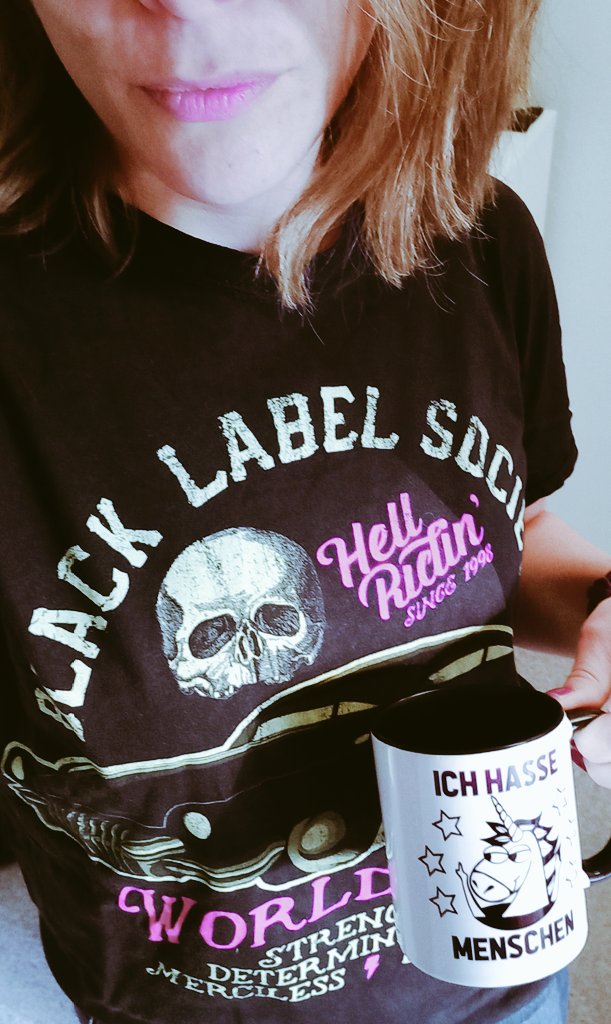 NiggiRhlf's tweet photo. #bandshirtfriday #Moini #butfirstcoffee #kommtgutinsWE 😉🥳😏 #Blacklabelsociety 🎸 😍 https://t.co/m3qhwouEkF