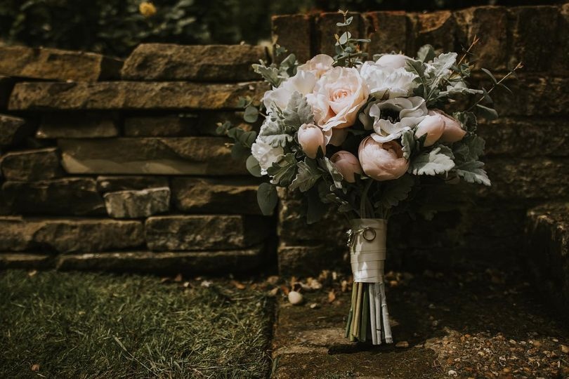 This bouquet is just gorgeous 🌹🌿 we can't believe it's made using faux flowers by Wilder Faux Florals 💐 

✨ For more details about this wedding supplier, check them out on Married In Kent, link below 👇 
🔗 marriedinkent.co.uk/wedding_suppli…

#kentweddingflowers #kentwedding #kentbride
