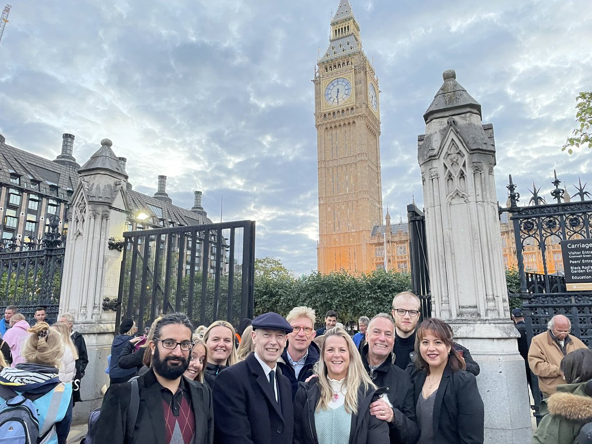 SashaPearce9's tweet photo. #friendsmade #camaraderie #QueenElizabeth #Queenlyinginstate #whatanight #longlongqueue #westminsterhall https://t.co/Tj4XEgJ3Db