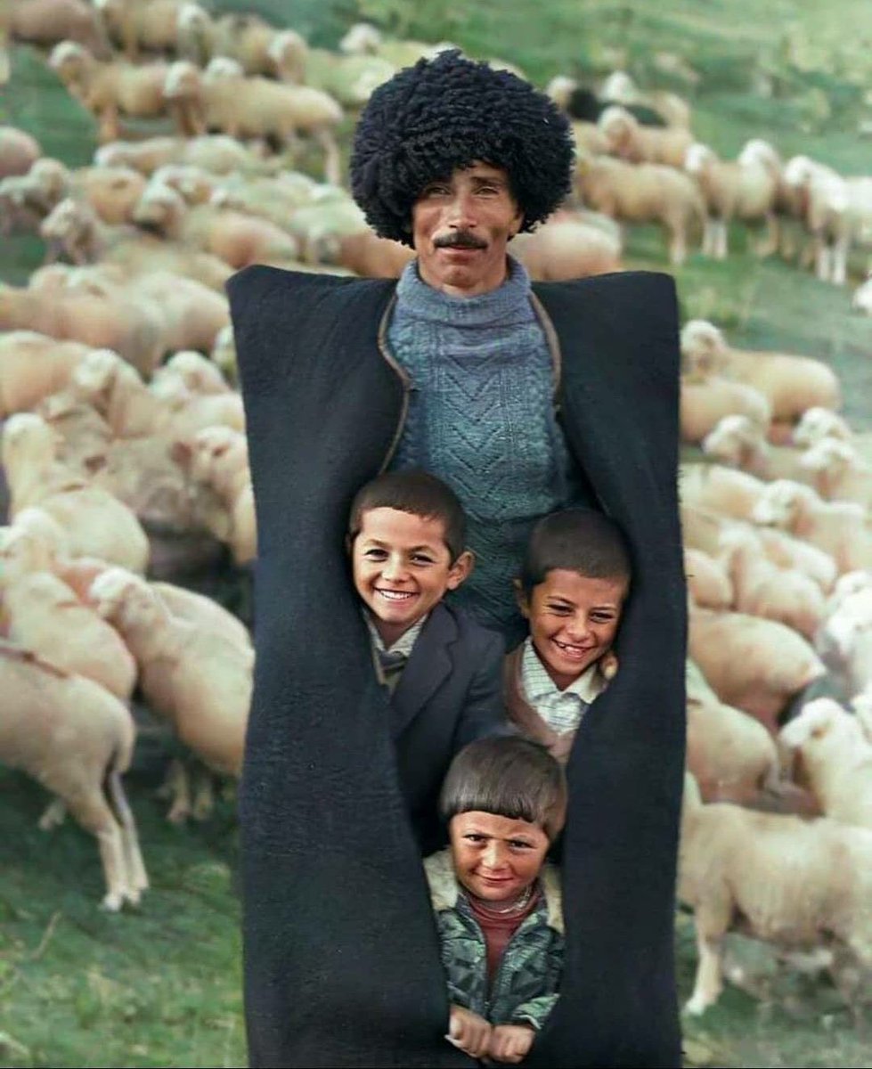 TurkunDunyasi's tweet photo. 🇦🇿1984, Laçin; Karabağ. Susuz Yurt Yaylası’nda çobanlık yapan bir Azerbaycanlı Türk ve balaları. https://t.co/2dM9CqBT86
