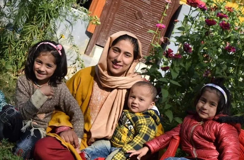 RadioChinar's tweet photo. Because you never stop learning...!!
Sabreena Khaliq, a mother of three children from Watargam area in Kupwara has become an inspiration for married women by topping the class 10 biannual exam
#Kashmir 
@FatimaDar_jk 
@i_Anika_Nazir 
@TahimaBeig 
@HinnaNazir 
@Snehtweets https://t.co/zPLmKRTUZT