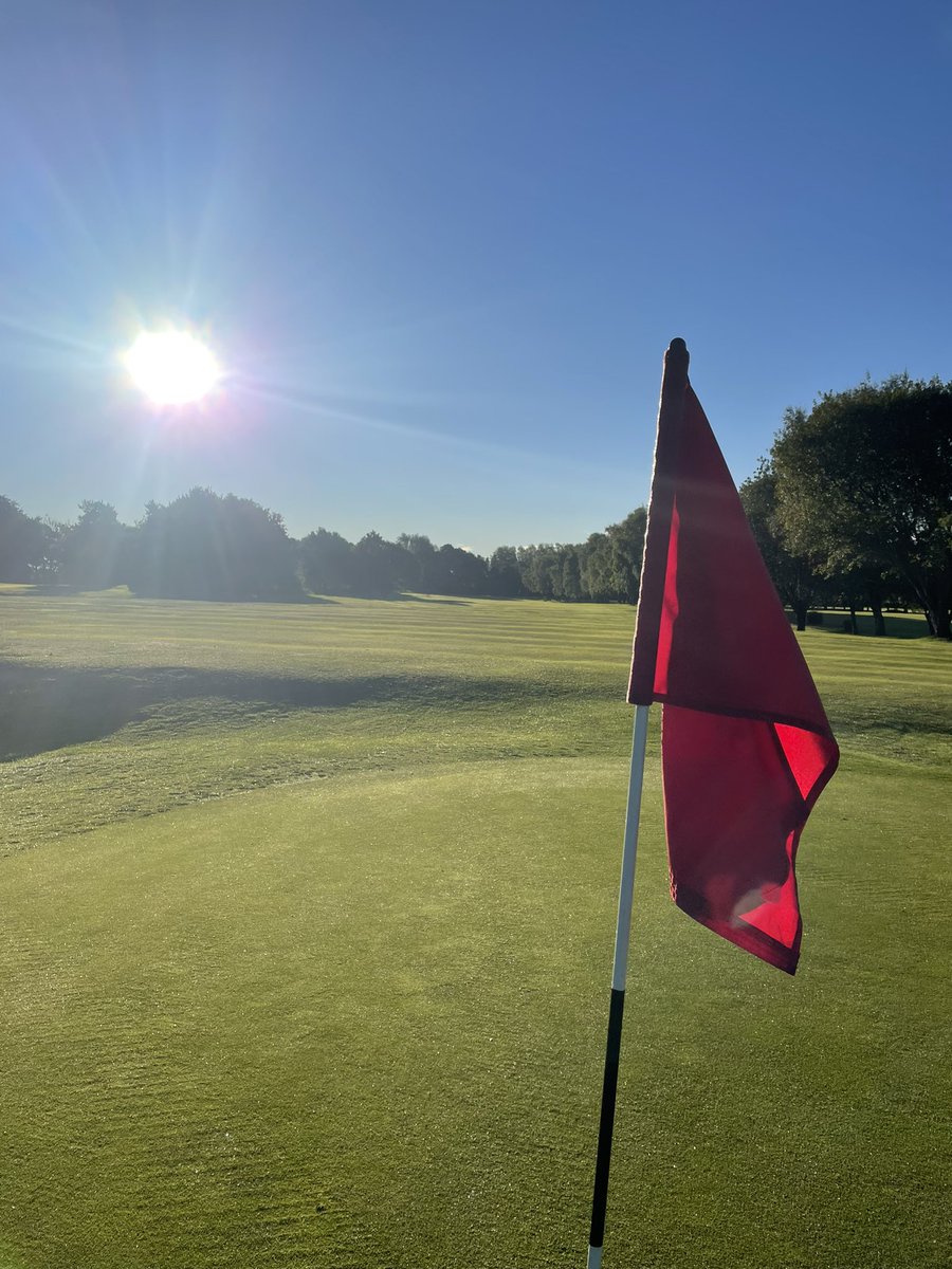 HindleyHGC's tweet image. Doesn’t get much better than this! Compost re-brew going out after a cut, usual Friday happenings taking place #composttea #biology #golf #autumnvibes