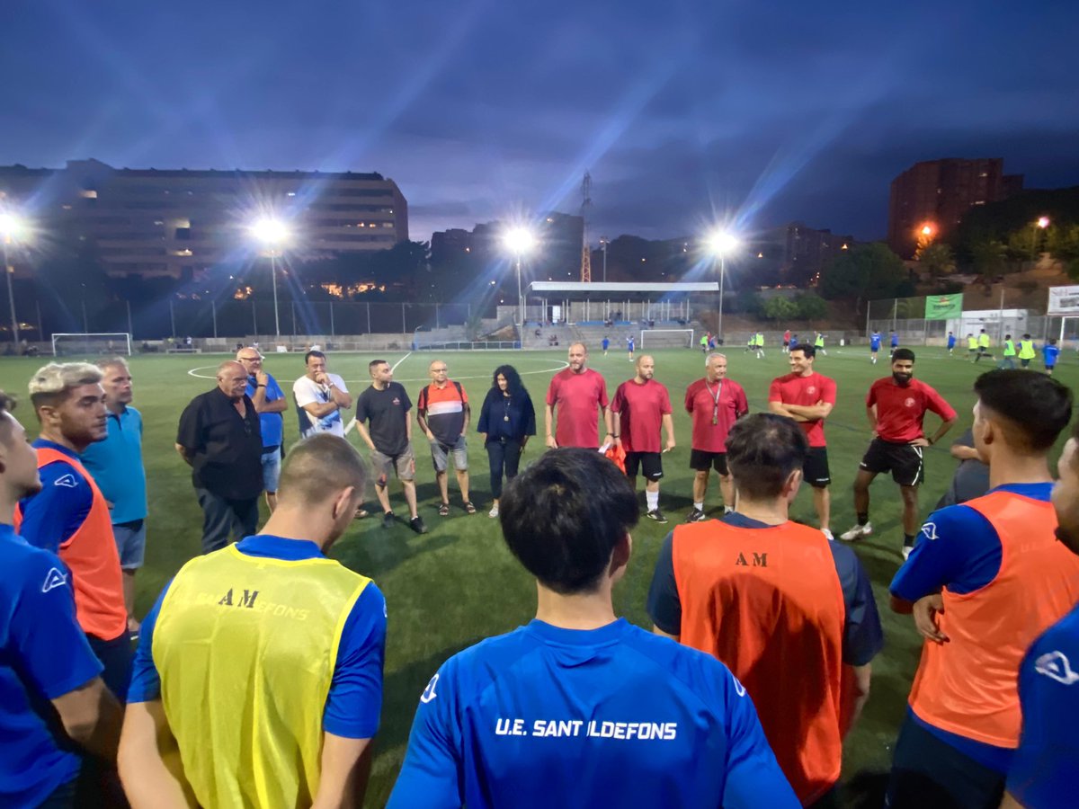 uesantildefons's tweet photo. CLUB • La directiva de la @uesantildefons realizó la protocolaria presentación al #PrimerEquipo y le deseó suerte y éxitos para la temporada 2022-23 que arranca el domingo 🆚 @FCSportingGava. 

#2cat3A #YoSoyDelSani 💙 https://t.co/MhdtCIJmaR