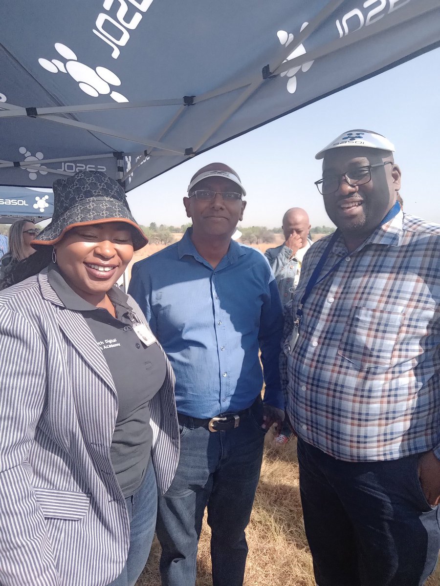 leratomoeletsi's tweet photo. Visible and felt leadership. @SasolSA SEO executive team is ready to get their hands dirty. Let's get planting. #SasolinSociety https://t.co/agMYnch2js