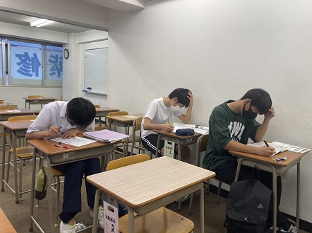 chikushu's tweet photo. 定期考査まで残りわずかの学校が多くなり早い時間から生徒が自習に来ています。毎日夜遅くまで頑張っています。体調にだけは気を付けて頑張ってもらいたいです。もちろんテスト対策期間以外でも筑修の自習室は校舎OPEN日は原則自由に使えます。
集中できる最高の環境だからこそ学習がはかどりますね。 https://t.co/CtrBxngPVp
