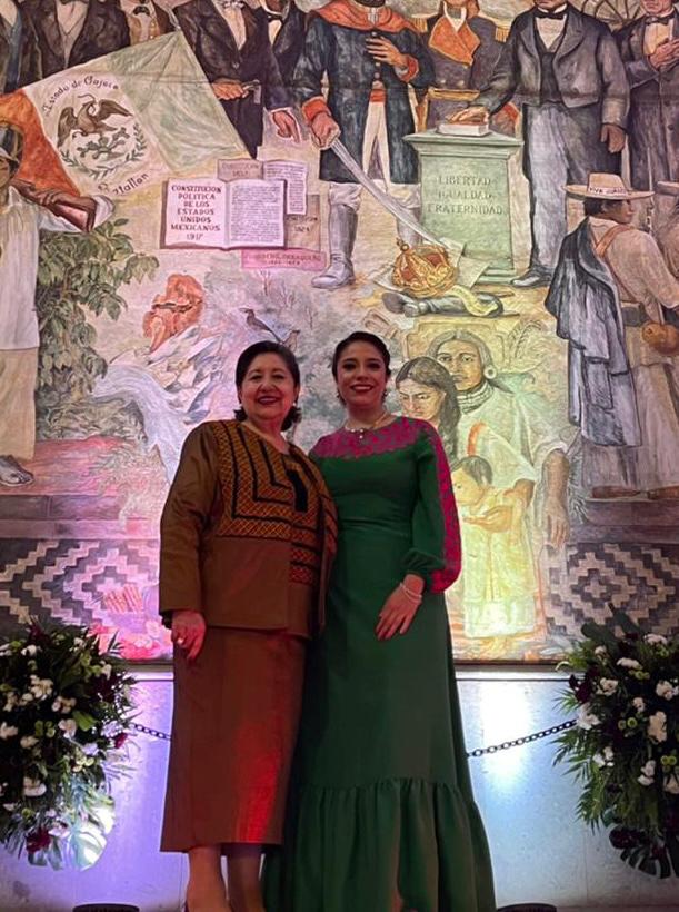 Yola_MartinezL's tweet photo. Acompaño esta noche al Gdor. @alejandromurat junto con @YolandaLopezDip, a celebrar nuestra independencia y a honrar a los héroes que nos dieron patria y libertad. 

Con mucho orgullo: ¡Viva México! 🇲🇽 https://t.co/NCI7cbB0X7