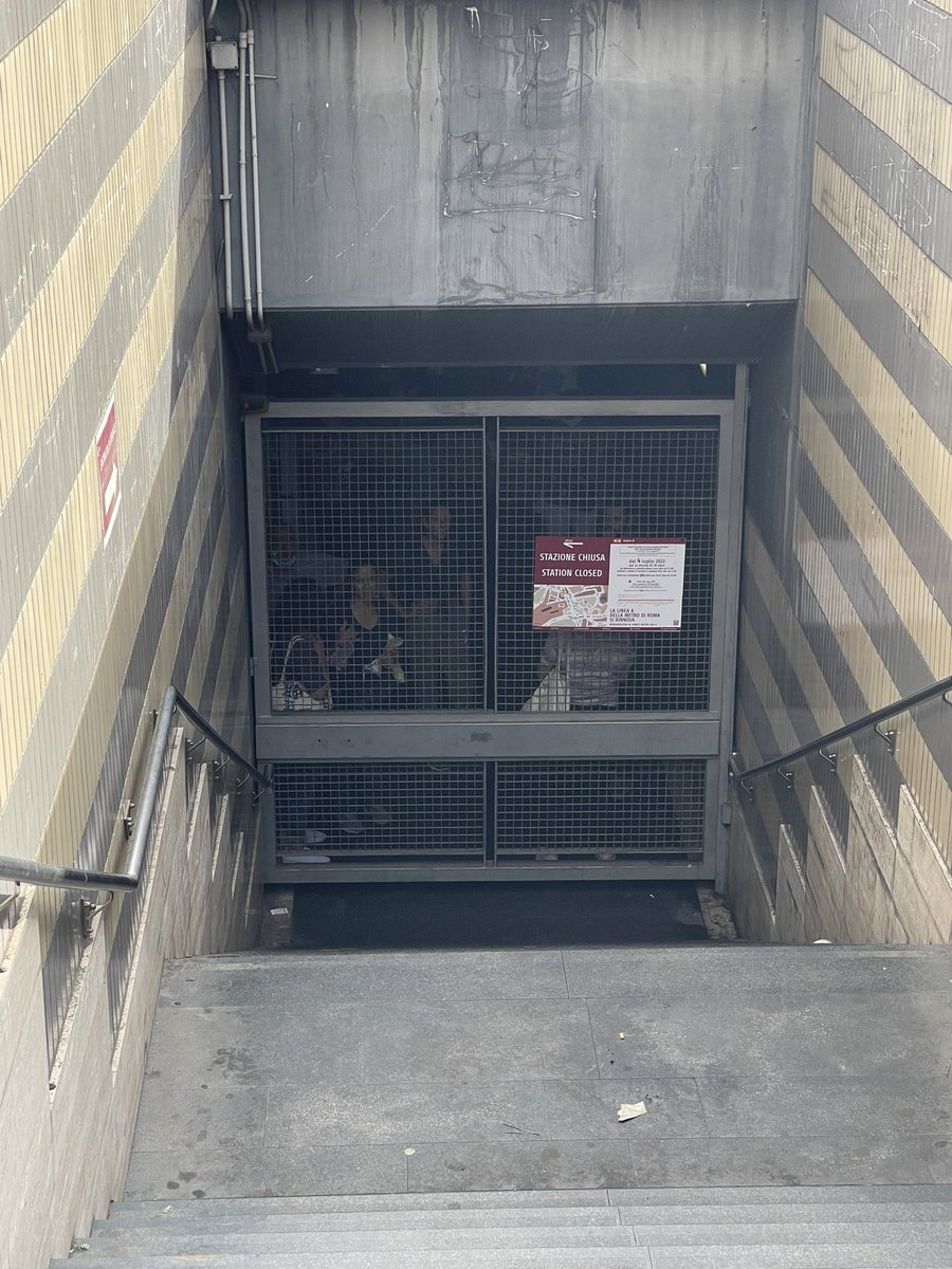 Ma la gente che non può uscire dalla metro? 
<a href="/InfoAtac/">infoatac</a>