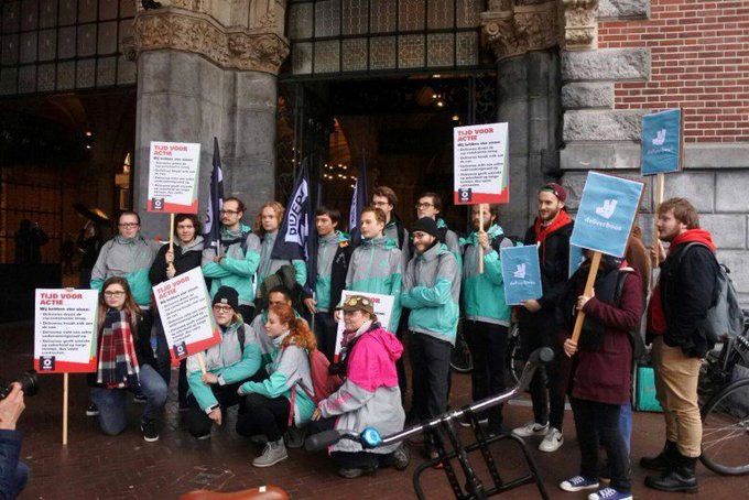 Matthijs85's tweet photo. Uber en Deliveroo laten veel ongedocumenteerde koeriers zwart werken, onder valse naam, als "ZZP'er" https://t.co/fY2FO3dGfF
Ook daarom:
Stop schijnzelfstandigheid!
Geef fietskoeriers een eerlijk arbeidscontract, met arbeidsvoorwaarden, verzekering en loon van >14,- @FNV #WTFlex https://t.co/zRJivTNwyr