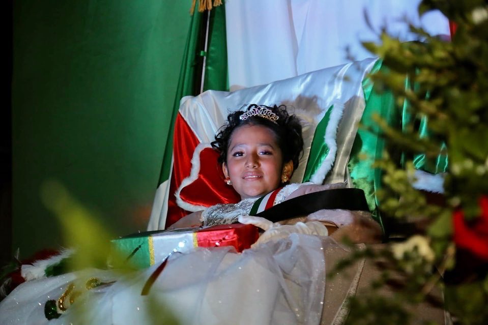HeliodoroMorga's tweet photo. Es un honor, recibir nuestra Bandera Nacional 🇲🇽 para recordar la memoria de los Héroes Patrios. 

Agradezco a Keila, Victoria, Daiana y Ximena, por su gran talento y entusiasmo. 

Gracias, mi querido Tlacolula ♥️ ¡Viva México!  ¡Viva México!  ¡Viva México! https://t.co/Eg5xtCwAZV