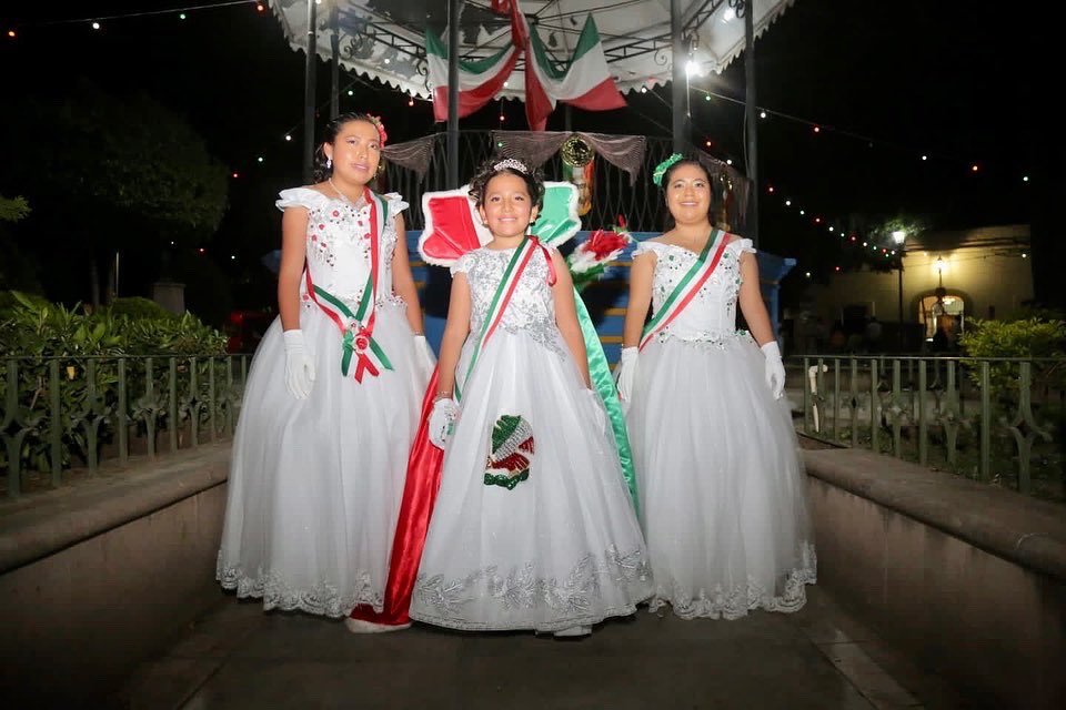 HeliodoroMorga's tweet photo. Es un honor, recibir nuestra Bandera Nacional 🇲🇽 para recordar la memoria de los Héroes Patrios. 

Agradezco a Keila, Victoria, Daiana y Ximena, por su gran talento y entusiasmo. 

Gracias, mi querido Tlacolula ♥️ ¡Viva México!  ¡Viva México!  ¡Viva México! https://t.co/Eg5xtCwAZV