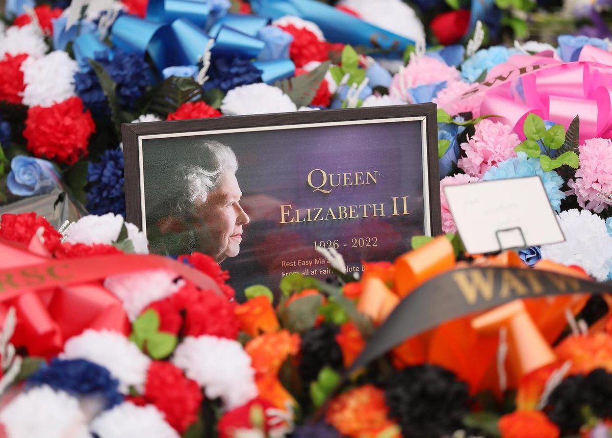 BelTel's tweet photo. Hundreds of the late Queen’s most loyal subjects gathered for the Greater Shankill Service of Thanksgiving to pay tribute to Her Majesty last night. 
Read more ➡️ https://t.co/Aff7YUD06c https://t.co/mNrfrlLg8p