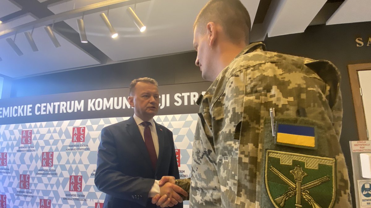MON_GOV_PL's tweet photo. Podczas konferencji #NiepodleglośćInformacji wicepremier @mblaszczak otrzymał od żołnierzy ukraińskich 🇺🇦 oznaki rozpoznawcze rosyjskich agresorów zdobyte podczas walk toczonych pod kijowskim lotniskiem w Hostomelu. https://t.co/UJJQ2jV2wV