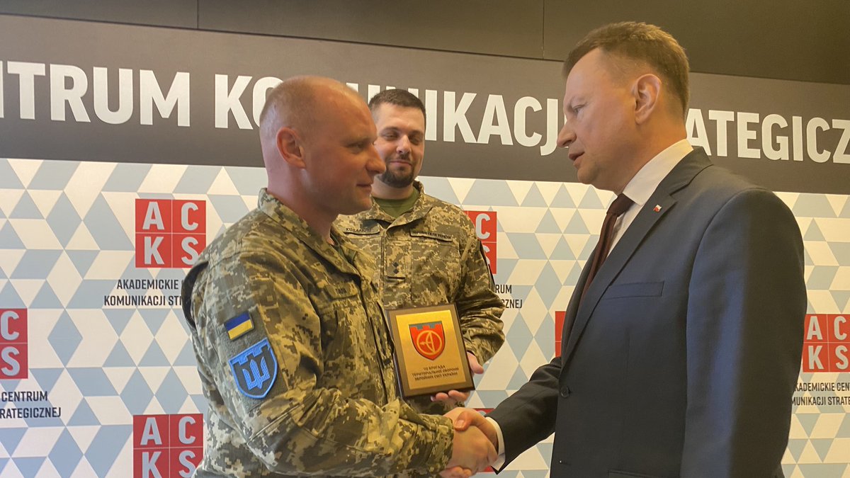 MON_GOV_PL's tweet photo. Podczas konferencji #NiepodleglośćInformacji wicepremier @mblaszczak otrzymał od żołnierzy ukraińskich 🇺🇦 oznaki rozpoznawcze rosyjskich agresorów zdobyte podczas walk toczonych pod kijowskim lotniskiem w Hostomelu. https://t.co/UJJQ2jV2wV