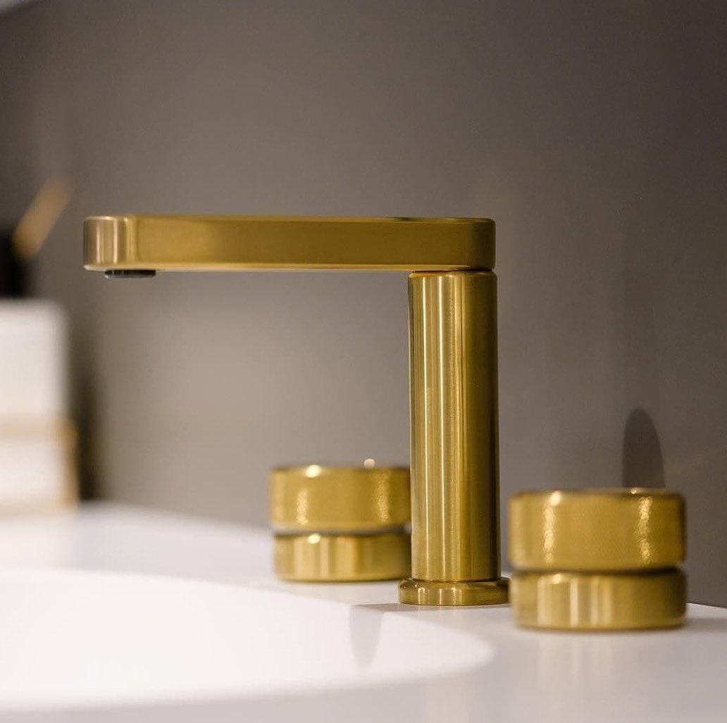 SwadlingUK's tweet photo. Luxury with a contemporary twist!
Our Engineer Collection Basin Mixer is a modern classic and the Brushed Brass finish gives it a warm, opulent look. The range includes a wide choice of taps, mixer taps and showering to complete your design.
https://t.co/5K9kRihUg4
#brasstaps https://t.co/UTqLoCgbu1