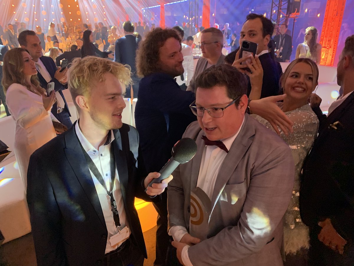 RADIOSZENE's tweet photo. Und hier ist der #Podcast von @c_deppe und Daniel Hobein zum Deutschen #Radiopreis 2022 mit u.a. Fabian Kapfer @bigFM, Johannes Ott und Mike Thiel von @Gong963, Nabil Atassi (SWR1) und Martina Schönherr (N-JOY): https://t.co/YD5QqmrsjA #DRP22 https://t.co/gAcjxgC7SQ