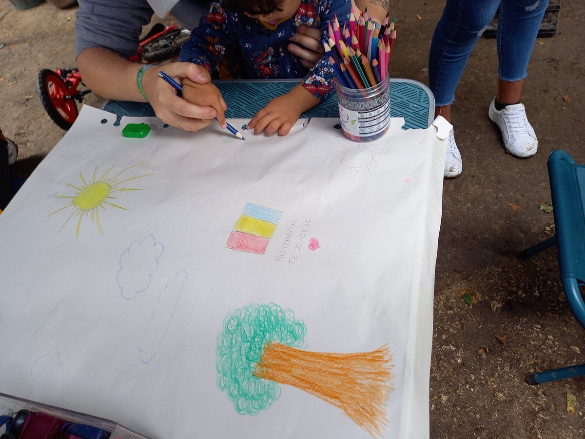 LaVoixDelEnfant's tweet image. ✏Dessins, jeux en bois, construction, corde à sauter... Une belle parenthèse d'insouciance ce vendredi pour la quinzaine d'enfants du bidonville à Chilly-Mazarin (91), avec @IntermedesR et le programme Demain 🌿 #droitsdelenfant #protectiondelenfant #action