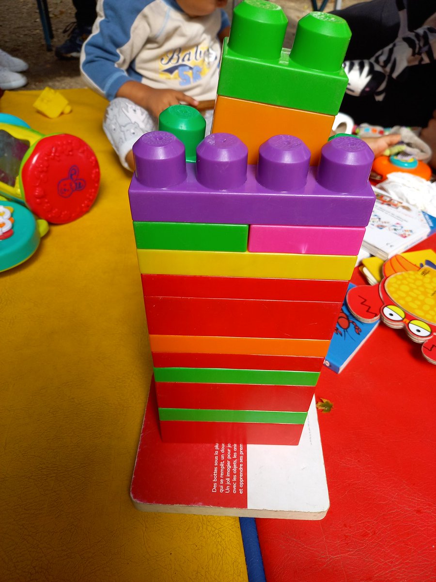 LaVoixDelEnfant's tweet image. ✏Dessins, jeux en bois, construction, corde à sauter... Une belle parenthèse d'insouciance ce vendredi pour la quinzaine d'enfants du bidonville à Chilly-Mazarin (91), avec @IntermedesR et le programme Demain 🌿 #droitsdelenfant #protectiondelenfant #action