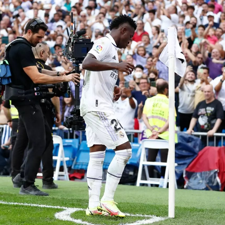 RMadridistaReal's tweet photo. Se están sobrepasando muchos límites con el tema de Vini Jr. Compañeros de profesión echándole a su afición encima, advertencias que asustan y hasta comentarios racistas. ¿Desde cuándo bailar para celebrar un gol es un delito? Demasiados juicios morales. Estamos contigo, @vinijr. https://t.co/WuQHp9zhna
