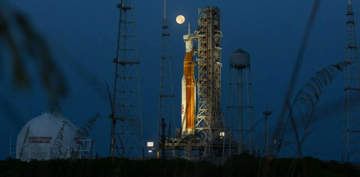 warrenmyers's tweet image. “So what is a launch window, and why can't a #rocket go up at any time? And what does it mean to "scrub" it?” 

phys.org/news/2022-09-w…

#launchwindow #artemis #space #moon #lunar #nasa #terminology
