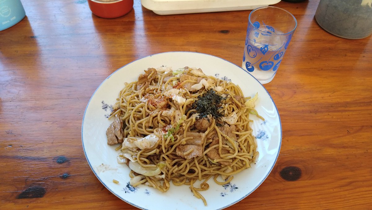 hiro9314's tweet photo. #篠田そば店
#木更津市
#焼きそば
#美味しいやきそば　

メニューは焼きそばのみ😅
焼きそば一本で勝負してるとこが凄いわ〜😳

おばあちゃんと息子さん夫婦？かな
3人で切盛りしてました☺️
帰りがけに少しお話をしてくれて、とっても気さくな人たちでした。
またリピーターになりそうです（笑）😋 https://t.co/x9wjEc4Msd