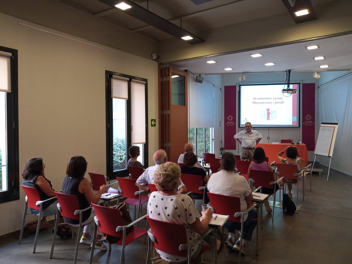 voluntariatgra's tweet photo. Ahir vam donar el tret de sortida al Curs Bàsic de Voluntariat Social, realitzat per @caritasbcn a @CanJonch. Van assistir membres d'algunes de les entitats del municipi i persones que encara no s'han iniciat amb aquesta aventura! 

De què hem parlat? 👇🏿 https://t.co/WLQpYhIb9L