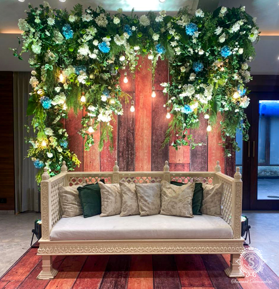 Embracing the minimalist decor at functions to achieve a refreshingly fresh neat look. Subtract unnecessary frills &amp; layering and stick to one solid base colour with floral arrangements to create a soothing ambience!

#SamaniDecors #weddingdecor #parnafunction