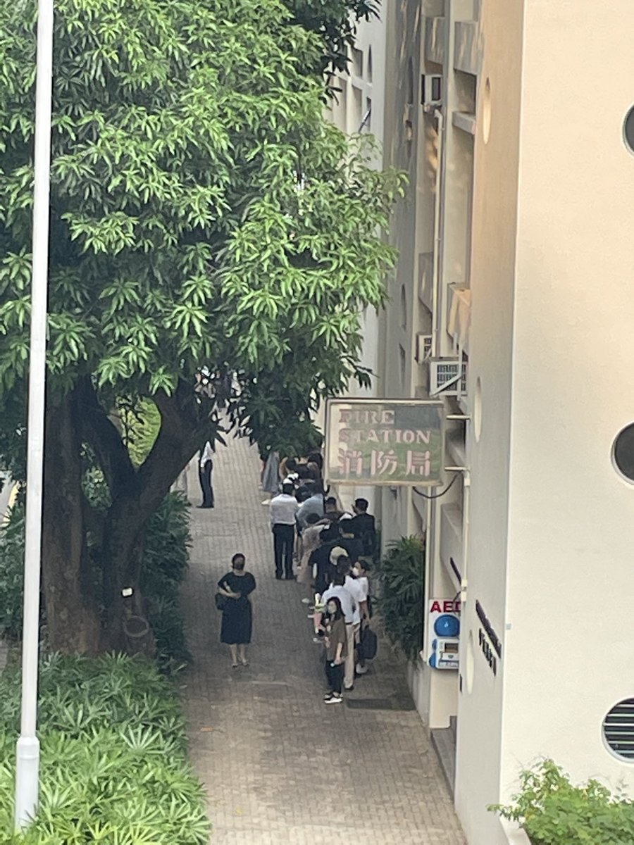 gaus_ee's tweet photo. 是日香港紀念 大行女皇現場 #queueE2HK 龍尾,不定時update,已過消防局 https://t.co/u6WoPTAUA5