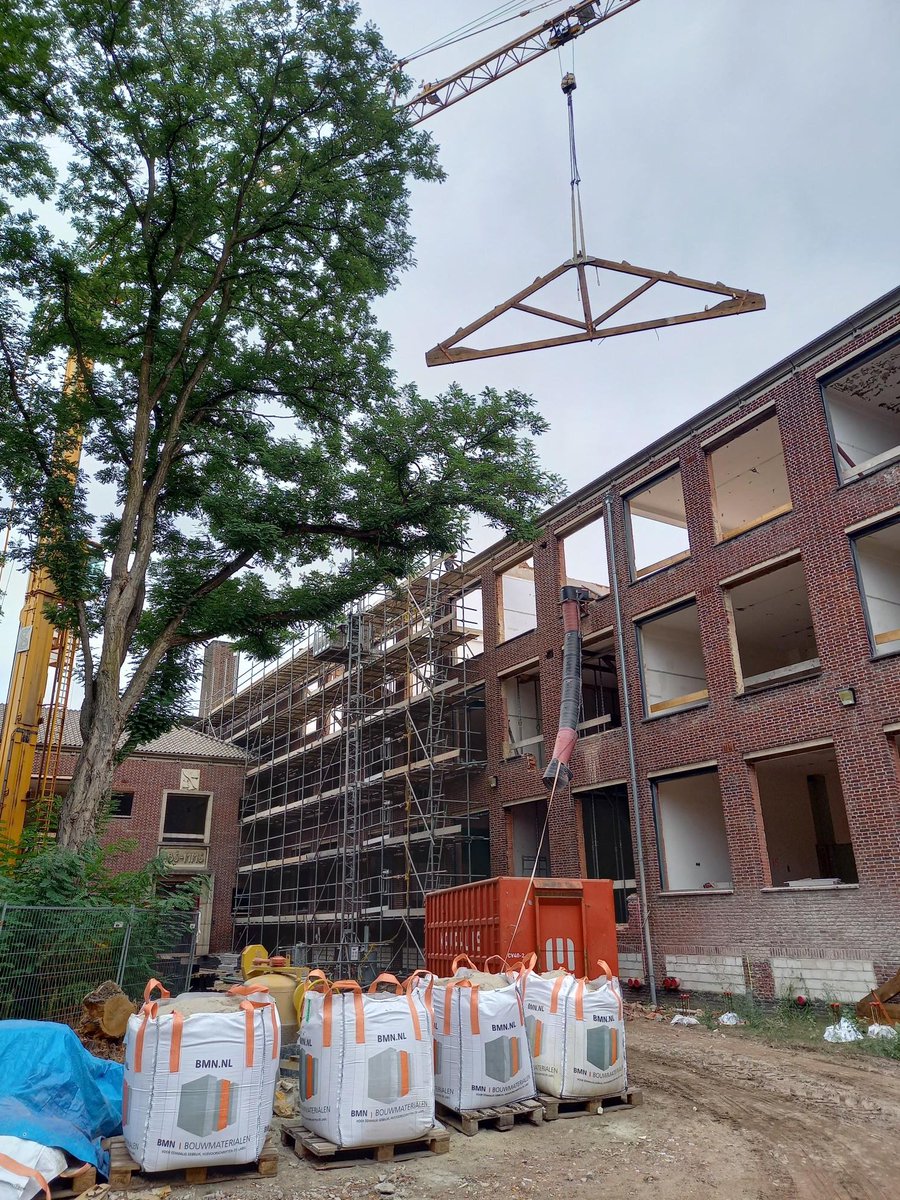 Mooie beelden van het verwijderen van de kap van Bataafse Kamp in Hengelo. Na demontage van deze kap gaan wij rond week 38 starten met het monteren van de staalconstructie en de balklagen als basis voor de penthouses op de 3e verdieping. #Hengelo #Teamwork