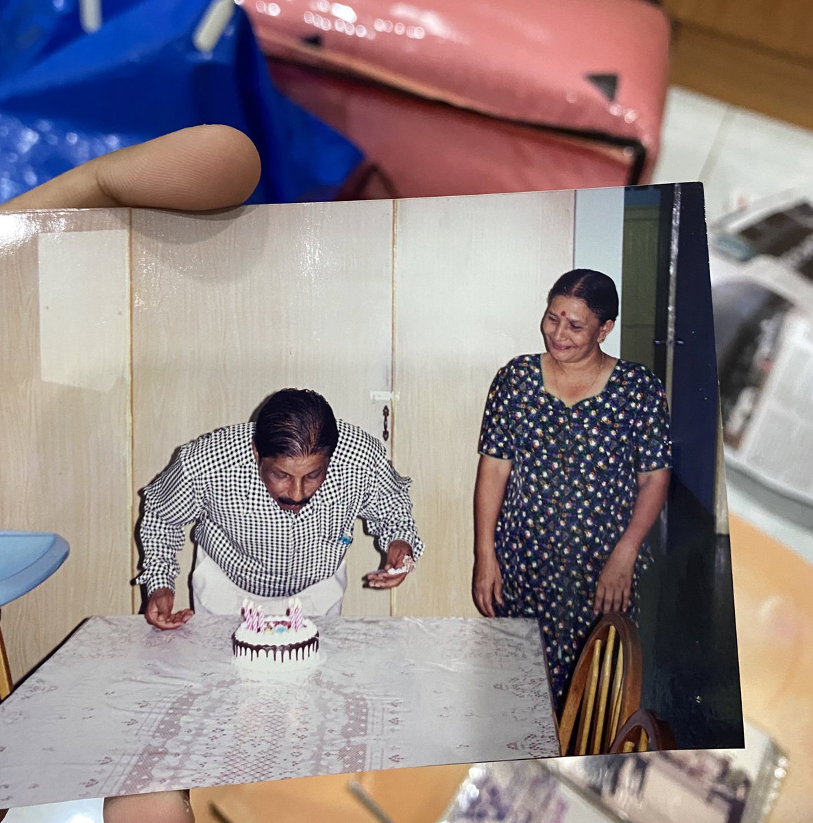 Kirr08's tweet photo. Find someone who looks at you the same way like how my grandma looks at my grandpa, she adores him sia!!!! #albumthings https://t.co/K7JaSmxCh7