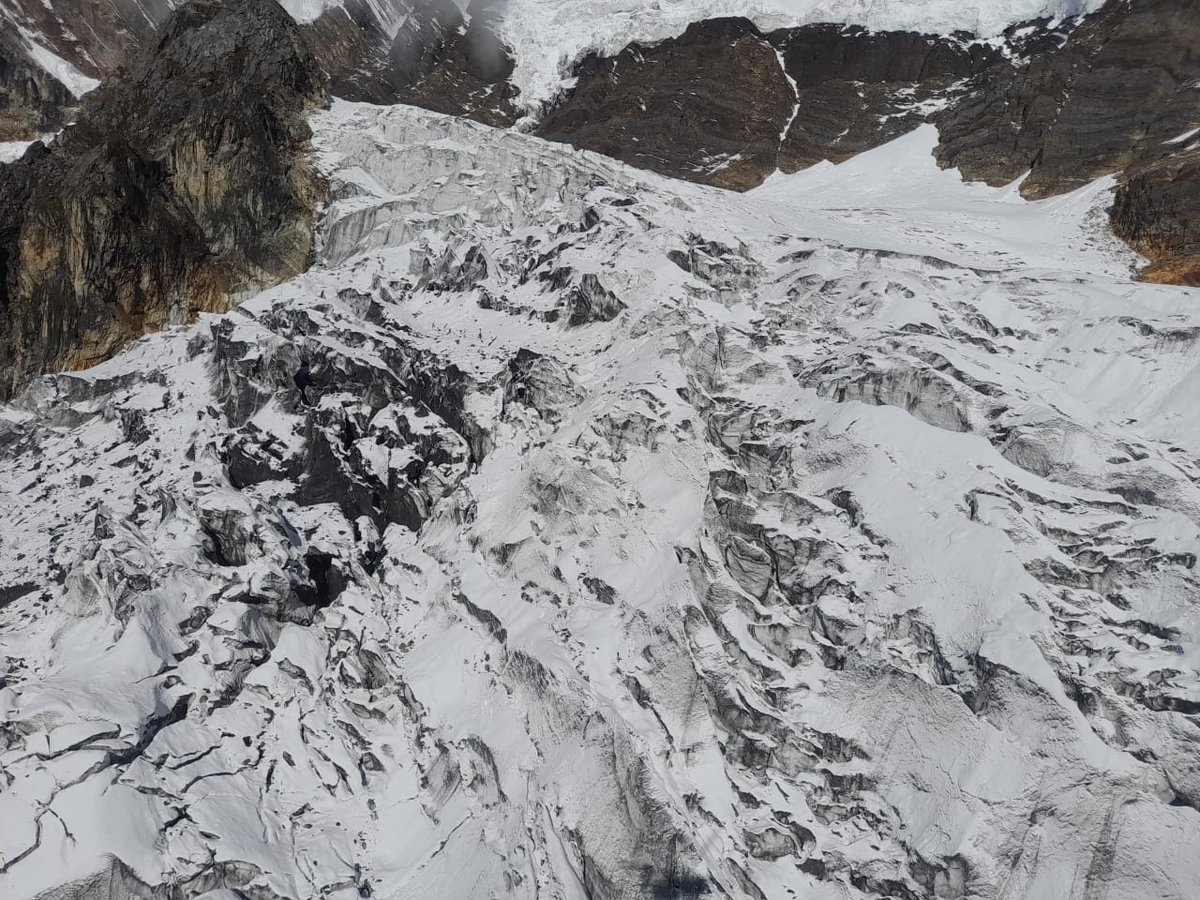 GajrajCorps_IA's tweet photo. #IndianArmy rescue team along with accomplished mountaineers & our heros #TakaTamut & #KishonTekseng presses on against all odds and in most adverse weather and crevasse ridden terrain to find #TapiMra & #NikuDao.
@adgpi
@easterncomd
@MyGovArunachal https://t.co/tWwWho0KU5
