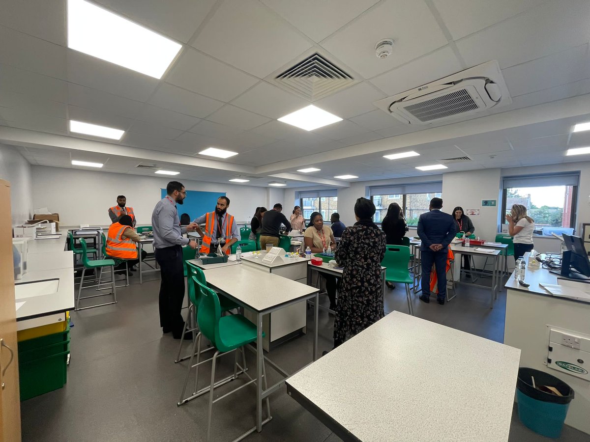 FGCS_Science's tweet photo. Our first intellectual prep by our HOD on how to deliver a practical using techniques from @adamboxer1’s book! Safe to say the fire alarm didn’t go off!🙄 Check out our amazing practice below! #teamscience #libraryscience #practical #gcse #science #education @ChowdreyHeena https://t.co/s0ZFOIABcg