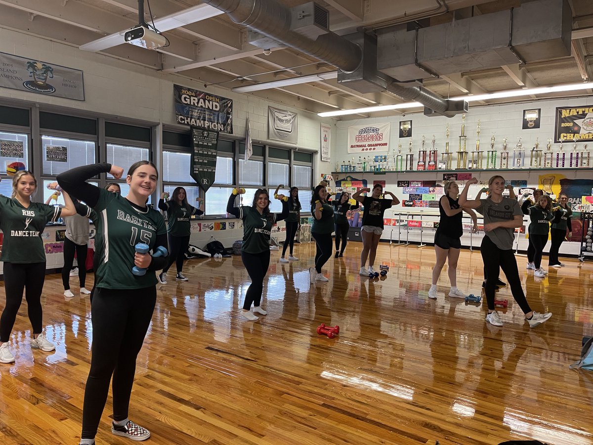 marounRHSDance's tweet photo. Fitness Friday in advanced dance 🏋️‍♀️ https://t.co/Q5R6zkMLGo