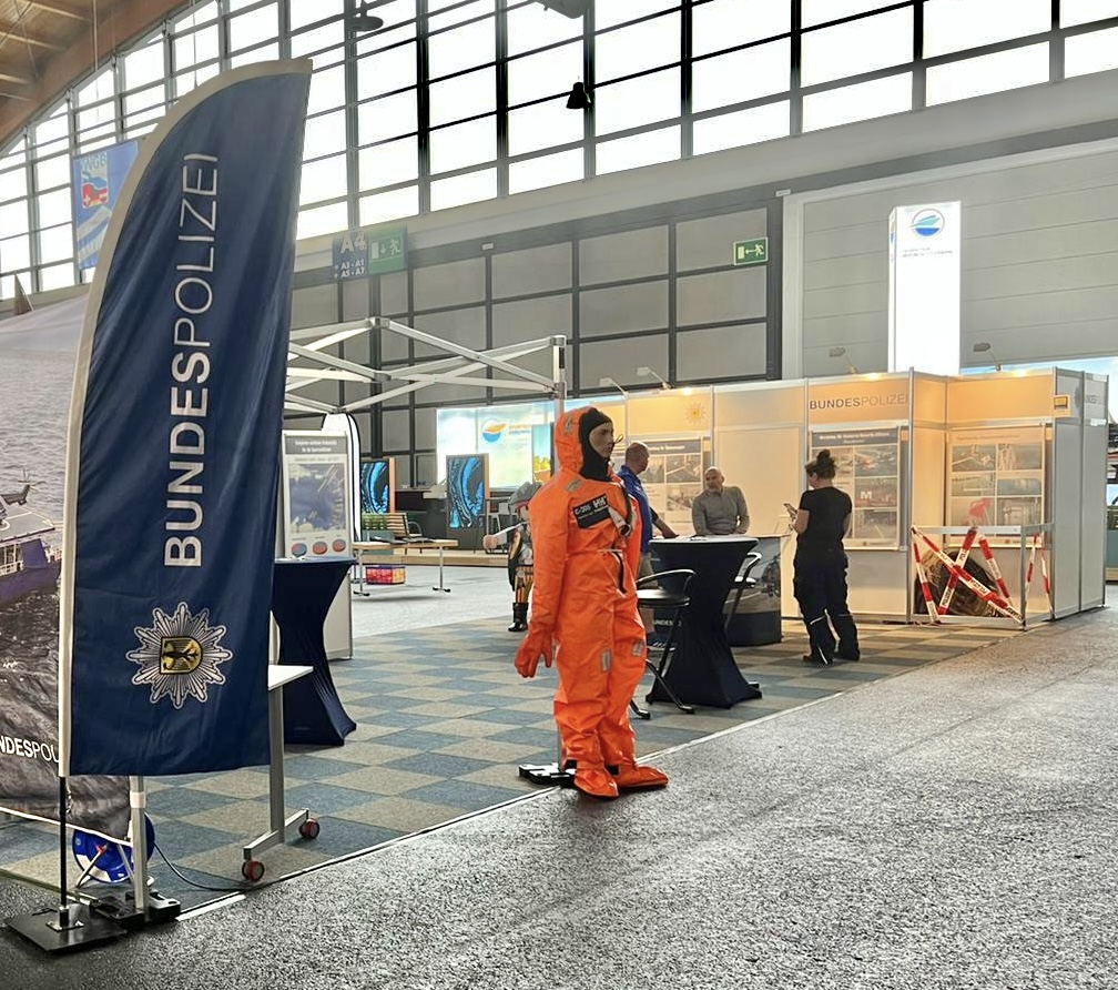 bpol_kueste's tweet photo. Geschafft! Unser Stand auf der #INTERBOOT in #Friedrichshafen steht. Morgen geht es los. Wir freuen uns auf viele interessante Gespräche &amp; eure Fragen.

Willkommen bei der #Bundespolizei 
in Halle 4 am Stand 211.

#Weltumsegler #Blauwassersegler
#WirsindSicherheit https://t.co/Hq0YSJ8rMO