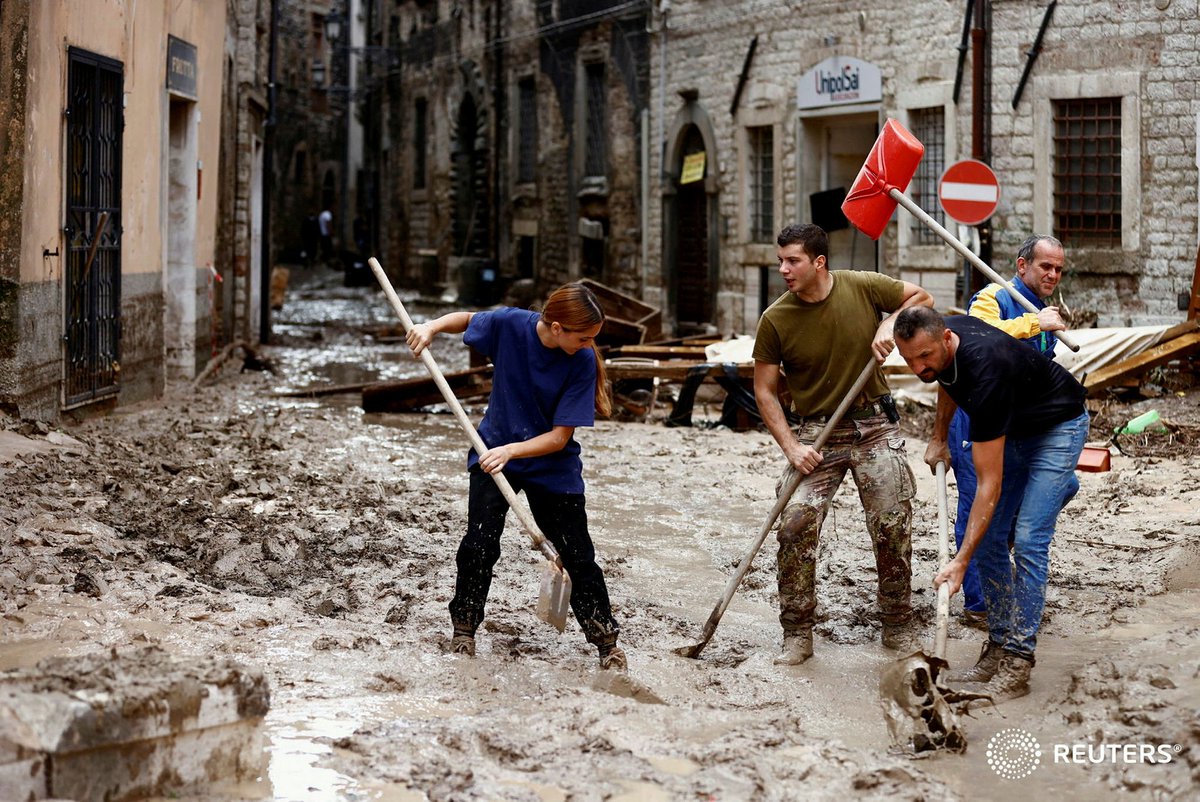 #Cantiano 
La popolazione lavora incessantemente per cercare di limitare gli ingenti danni causati dalle piogge della notte scorsa. #Marche #Alluvione