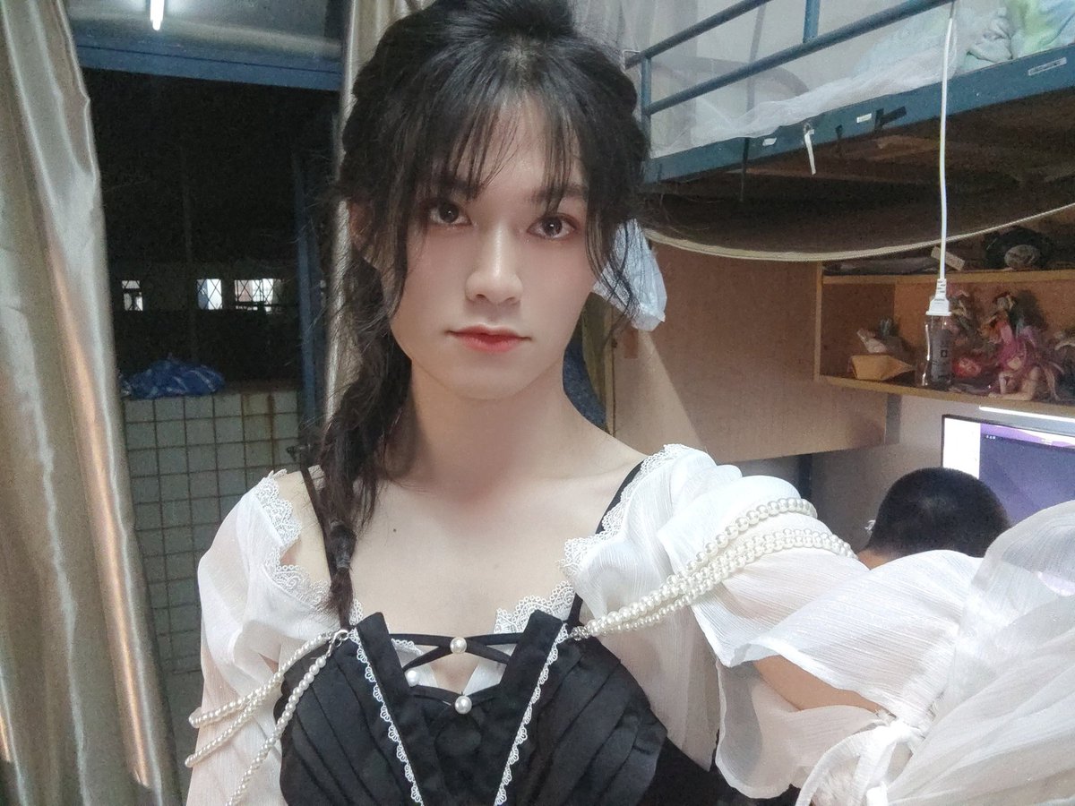 想回到以前穿女装和室友出去玩的时候啦 https://t.co/h03iVR2rZ1