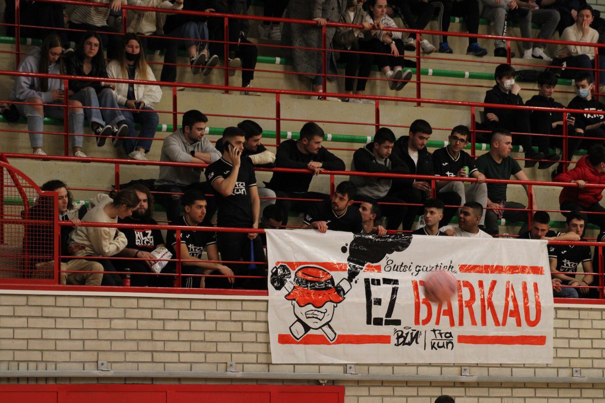TtakunAFT's tweet photo. 🚨 PARTIDU EGUNA 🚨

Aurreko denboraldia izugarria izan zen, segi dezagun aurtengoan ere harmailak betetzen eta taldea garaipenerararte animatzen❗️

🏆 Gipuzkoako Kopa
🏟 Zubiaurre Kiroldegia
⏰ 22:30
🆚 S.D Euskalduna https://t.co/Ck8vQ8kq6b