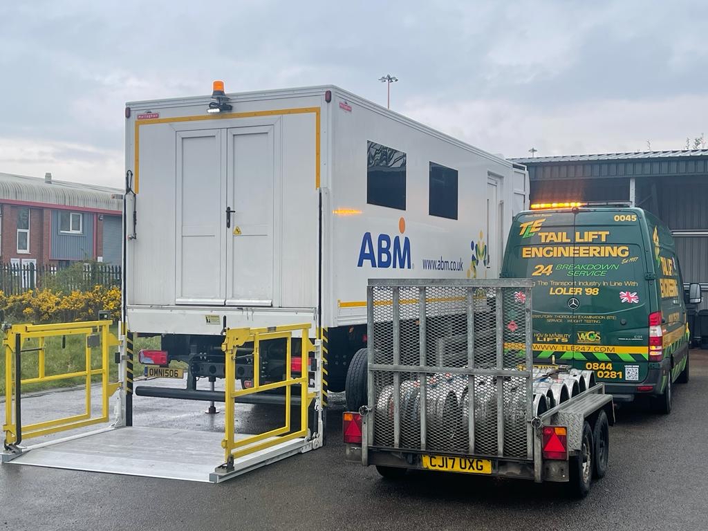 TLE247's tweet image. Mobile weight testing using “Real Weights”. This aircraft loader is a vital piece of equipment for the special services team at the airport. Working on these vehicles demands maximum flexibility along with 100% reliability to ensure that downtime is kept to a minimum. #loler #tle