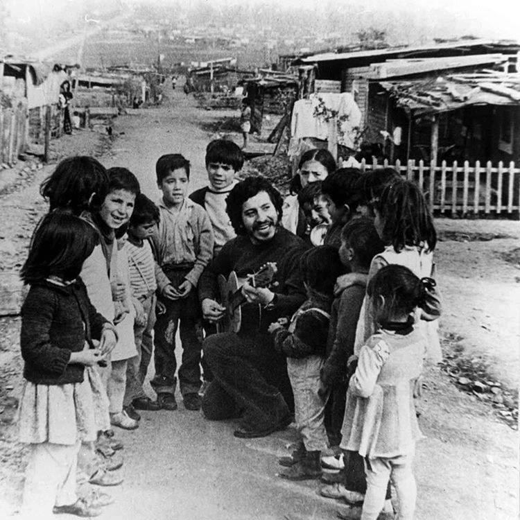 "Canto que ha sido valiente, siempre será canción nueva."

Víctor Jara.