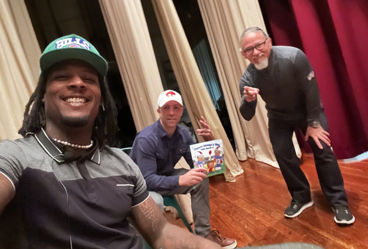 StevieJohnson13's tweet image. It’s showtime @smallwooddrive 📚 
Let’s continue to inspire @CR3_Author @ZRMcCabe #HandleBizHaveFunClub