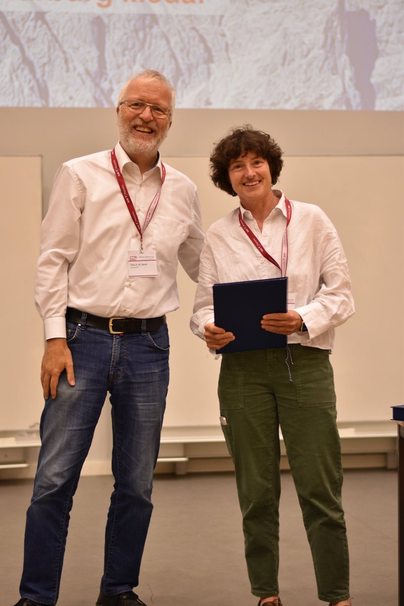 GBM and <a href="/ElsevierConnect/">Elsevier</a> <a href="/BBAjournals/">BBA</a> just awarded Petra Schwille <a href="/MPI_Biochem/">Max Planck Institute of Biochemistry (MPIB)</a> with the #OttoWarburgMedal at the #GBMFallConference 🏅🎉 Congrats and many thanks for an amazing award lecture!