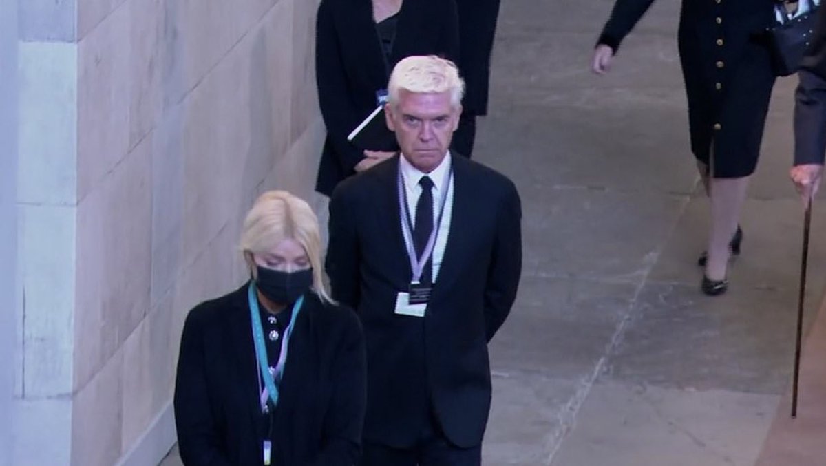 AnnieChrisie's tweet photo. Philip Schofield skips the queue to see The Queen’s coffin!
Why does Holly Willoughby have a face mask on? Because she’s ashamed she’s a queue jumper?
Disgraceful. 
@thismorning @hollywills @RuthieeL @EamonnHolmes https://t.co/GC017XSRhQ