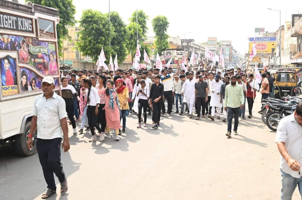 SubhashJakhar_'s tweet photo. सीकर पहुंचा एसएफ़आई का अखिल भारतीय जत्था।

शिक्षा बचाओ, संविधान बचाओ, देश बचाओ नारे के साथ चल रहे स्टूडेंट्स फ़ेडरेशन ऑफ़ इंडिया (एसएफ़आई) के अखिल भारतीय जत्थे का स्वागत आज राजस्थान राज्य के सीकर में किया गया।

#marchforeducation ✊🏿 https://t.co/OMIBR21lmd