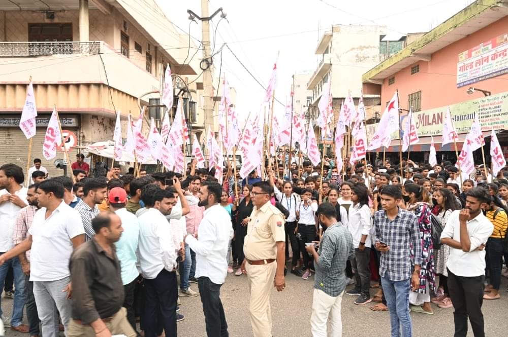 SubhashJakhar_'s tweet photo. सीकर पहुंचा एसएफ़आई का अखिल भारतीय जत्था।

शिक्षा बचाओ, संविधान बचाओ, देश बचाओ नारे के साथ चल रहे स्टूडेंट्स फ़ेडरेशन ऑफ़ इंडिया (एसएफ़आई) के अखिल भारतीय जत्थे का स्वागत आज राजस्थान राज्य के सीकर में किया गया।

#marchforeducation ✊🏿 https://t.co/OMIBR21lmd